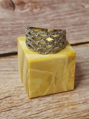 Elegant Silver Tone Filigree Openwork Ring - Silver